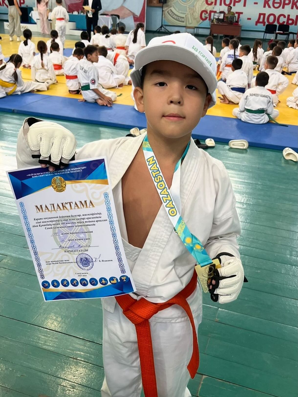 Поздравляем Аскарова Алиби, ученика 1 «Б» класса, с заслуженной победой — 1 местом в Чемпионате города Семей Федерации РООВКОКК! 👏🎉  Желаем Алиби новых достижений, силы, уверенности и дальнейших спортивных успехов! 💪🥇✨