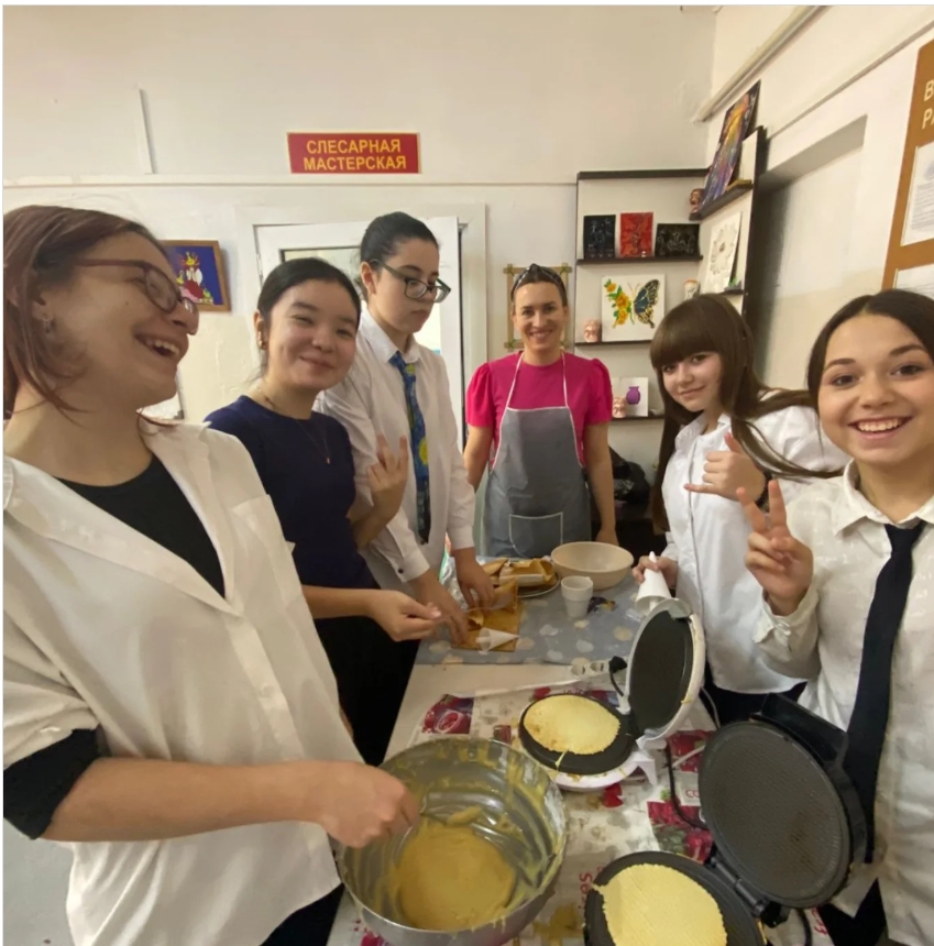 В "День духовного согласия, взаимопонимания и единения" прошел мастер-класс от "Школы Матерей". Девочки на уроке художественного труда весь день пекли  вкусные вафли, угощали любимых учителей, мальчиков и сотрудников школы.