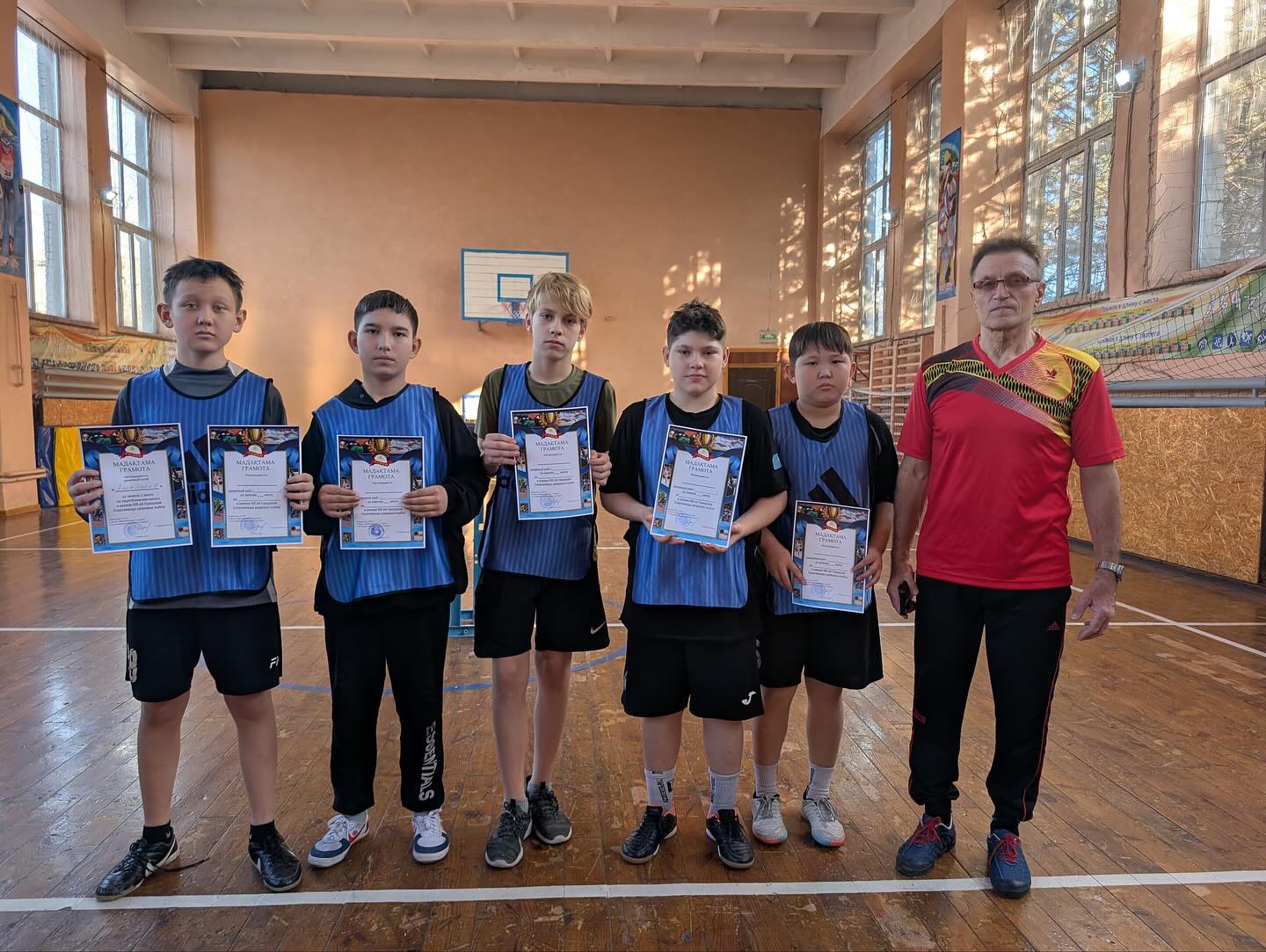 Сегодня в школе 9 прошли соревнования Ассоциации дворовых клубов по Армрестлингу и перетягиванию каната